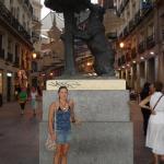 Madrid il simbolo - orsa che annusa un madrono
